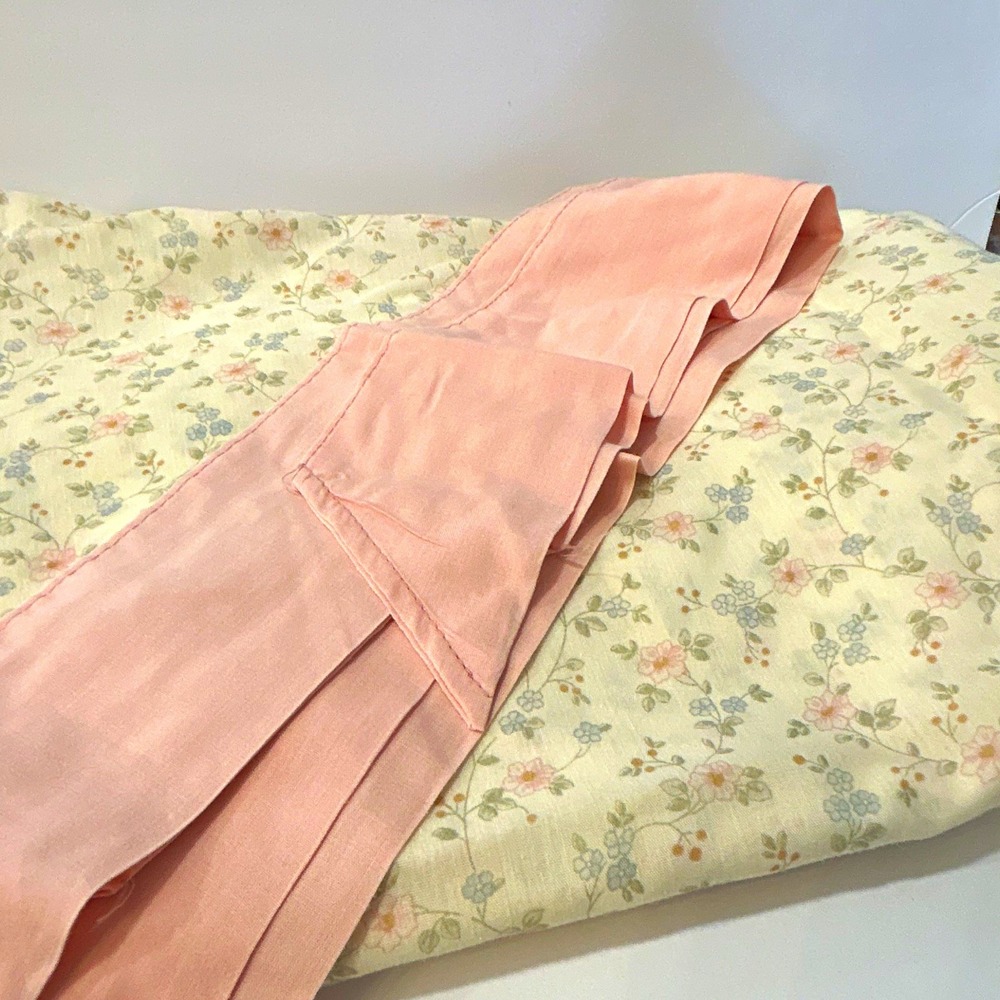 Vintage tie back floral curtains. 2 panels and 2 sashes. Each panel is 42x84